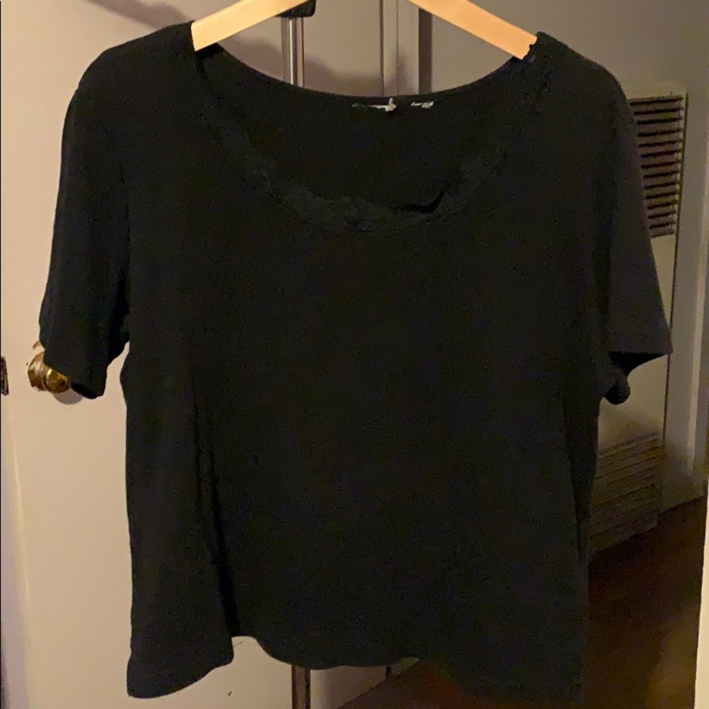 Classic Elements black tee wit lace neckline